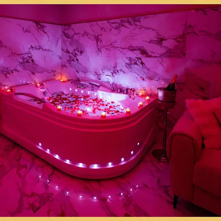 B Unique Jacuzzi I Cinema
