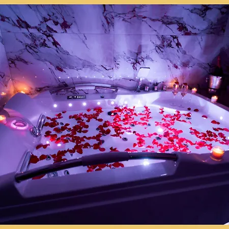 B Unique Jacuzzi I Cinema *