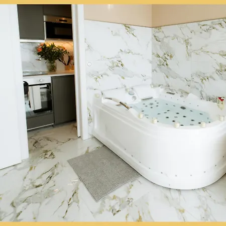 B Unique Jacuzzi I Cinema